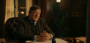 MI6'in başındaki isim 'C'. C rolüyle diziye konuk olan Stephen Fry'ın karizmatik bir sahnesi.